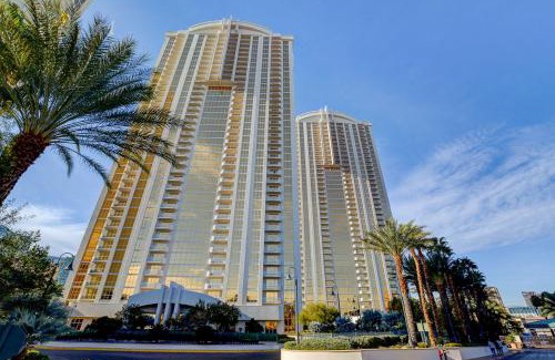 Las Vegas Apartment | Sierra Studio at MGM Signature Tower 1 BALCONY STRIP VIEW