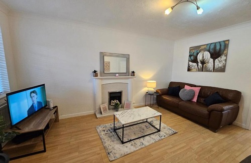 Swindon House | Sigerson House Long Stay Sleep 5 Free Parking