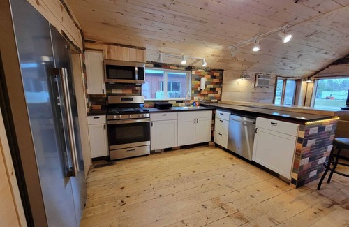 Au Train Cabin | Sight distance of Lake Superior Beach, Autrain River, Close to Pictured Rocks