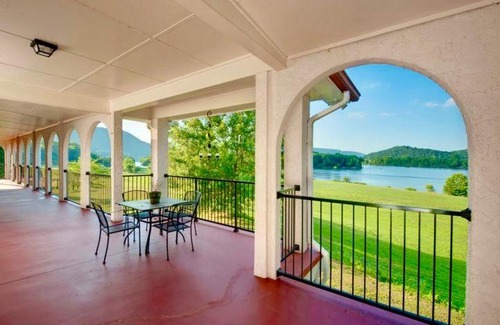 Lookout Valley Neighborhood Association Hotel | Signal Mountain Room at Tennessee RiverPlace