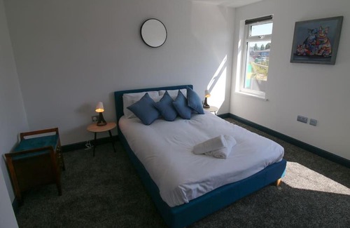 Newport Apartment | Signature Suits; Three Bed Flat by PROPERTY PROMISE