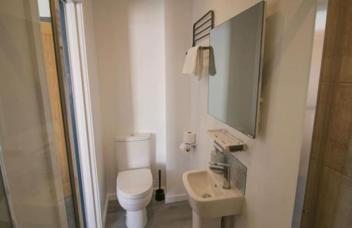 Newport Apartment | Signature Suits; Three Bed Flat by PROPERTY PROMISE