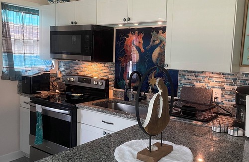 Brunswick House | Siiren's Song. Convenient to islands. Charming 2-bedroom cottage.
