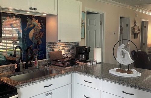 Brunswick House | Siiren's Song. Convenient to islands. Charming 2-bedroom cottage.