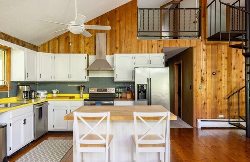 Londonderry Apartment | Silver Birch Chalet: 4-bdrm family stay with hot tub