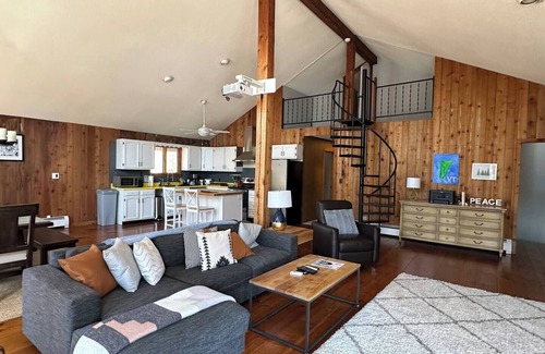 Londonderry Apartment | Silver Birch Chalet: 4-bdrm family stay with hot tub