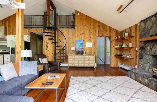 Londonderry Apartment | Silver Birch Chalet: 4-bdrm family stay with hot tub