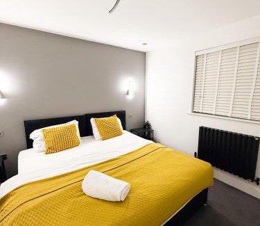 Peterborough Apartment | Silver Court Apartments - 2 Bed, 2 Bathroom Modern apartments - FREE Parking, WIFI and Videocom Entry