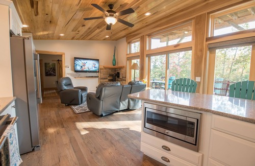 Fletcher Cabin | Silver Lining Cabin - Hello Relaxation! Sweet, well water, hot tub, pets
