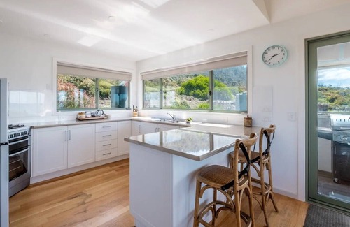 Bicheno House | Silver Moon at Half Moon Bay - Paradise!