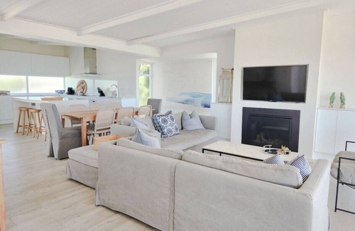 Silver Sands House | Silver Sands White House - Beachfront Oasis