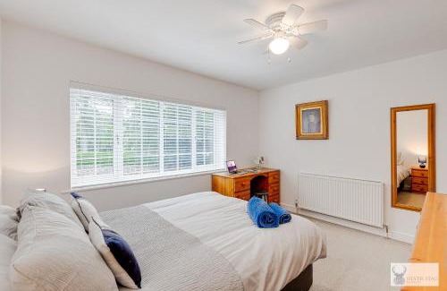 Markfield Villa | Silver Stag Properties Large 4 bed Property