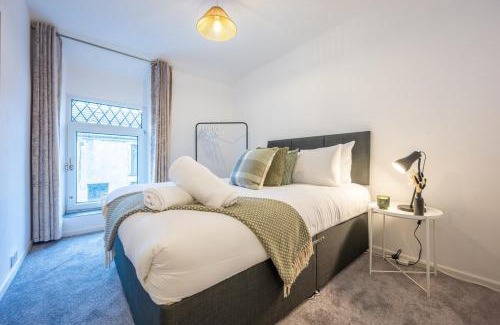 Abercwmboi House | Silver Street by Tŷ SA