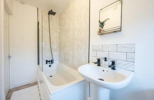 Abercwmboi House | Silver Street by Tŷ SA