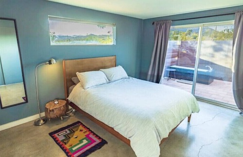 Yucca Valley Cabin | Silver Tree Retreat with views