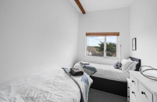 Porthtowan Apartment | Silvercroft Cottage - Luxury Modern Coastal Retreat Near Beach, Sleeps 4