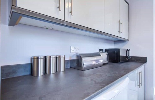 Hemel Hempstead House | Simba Stays: Luxurious Townhouse for Contractors, Relocators/Families