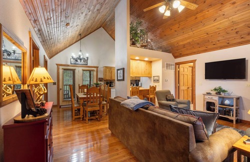 Branson West Cabin | Simon’s Treetop Cabin – 2 BDR in Popular Resort!
