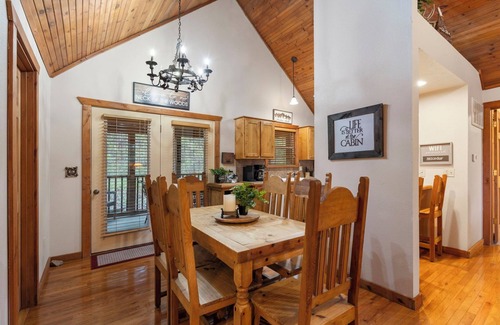 Branson West Cabin | Simon’s Treetop Cabin – 2 BDR in Popular Resort!