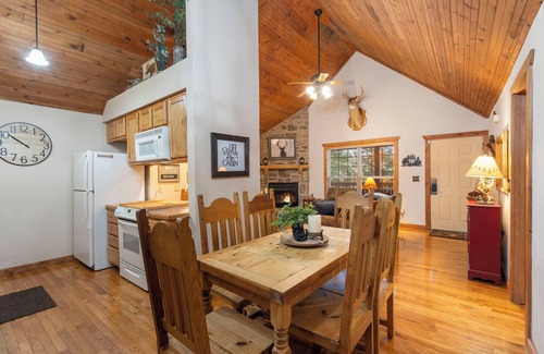 Branson West Cabin | Simon’s Treetop Cabin – 2 BDR in Popular Resort!
