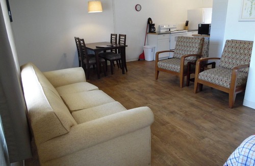Jenkins Apartment | Simple, Clean, and Quiet Lakeside Getaway