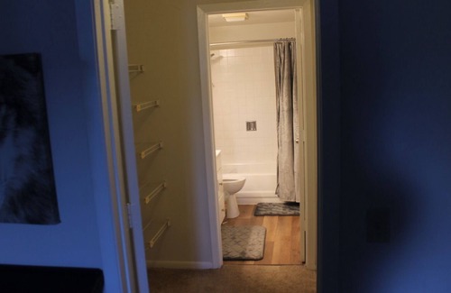 Lombard Apartment | Simple Comfy - One Bedroom Apartment in Lombard