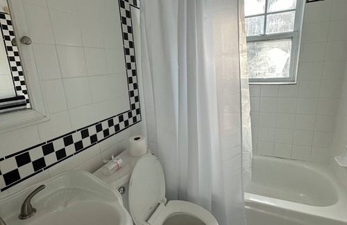 Amagansett North Bed & Breakfast | Simple Home Quick Walk to Village