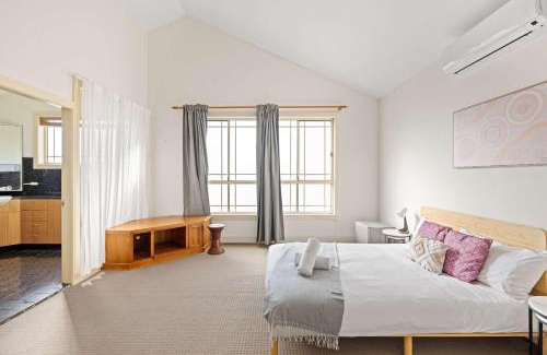 Bexley House | Simple No-Frills Double Room with Ensuite Bathroom & Air Conditioning in Bexley