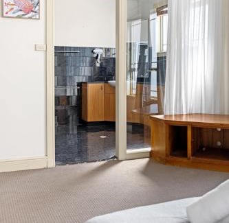 Bexley House | Simple No-Frills Double Room with Ensuite Bathroom & Air Conditioning in Bexley