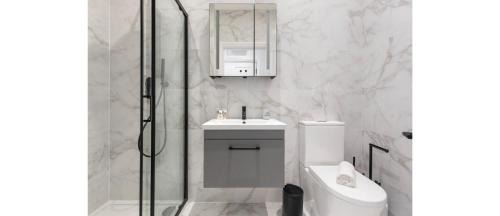 Faraday Apartment | Simplicity meets Warmth: 1-Bed Delight