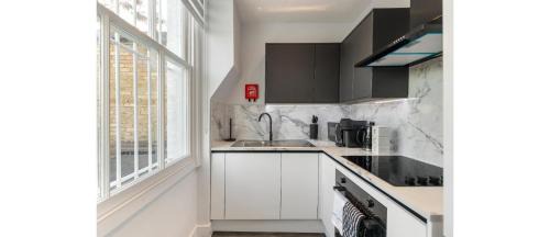Faraday Apartment | Simplicity meets Warmth: 1-Bed Delight
