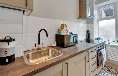 Whyteleafe Apartment | Simply Beautiful Studio Apartment in Warlingham