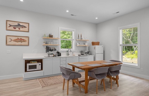 Emerald Isle House | Simply stylish one bedroom- easy beach/pool access