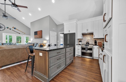 Milledgeville House | Sinclair Bluff Delight- Spacious 5/3 LAKEFRONT w/BOAT HOUSE, FIRE PIT, BAR