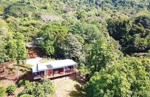 Savegre House | Sinfonía Tropical, ocean view, 5 minutes drive to Playa Linda, 15 to Dominical, wifi Starlink