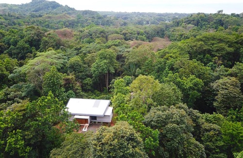 Savegre House | Sinfonía Tropical, ocean view, 5 minutes drive to Playa Linda, 15 to Dominical, wifi Starlink
