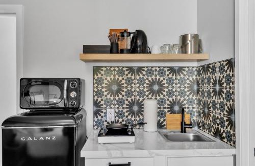 Vista Apartment | Single Bedroom - Queen Size. Heart of Downtown Vista