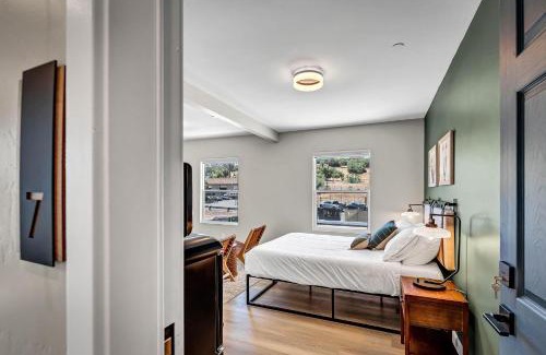 Vista Apartment | Single Bedroom - Queen Size. Heart of Downtown Vista