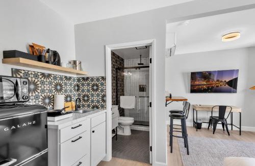 Vista Apartment | Single Bedroom - Queen Size. Heart of Downtown Vista