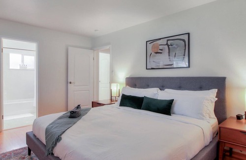Farm Hills House | Single-Family 3BR Home in Redwood City Near Dtwn