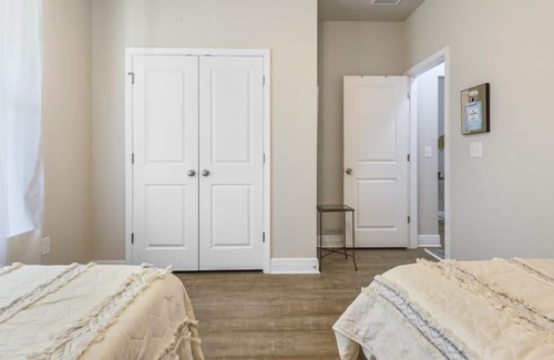 Milton House | Single Family Home in quiet neighborhood