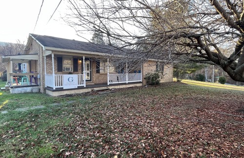 Millville House | Single Level, 3 Bedroom Home In Between Harper's Ferry & Casino.