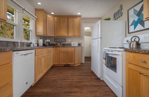 Newberg House | Single Level Country Cottage, New Decor, Huge Yard w/Farmland Views, 5 Min to Newberg