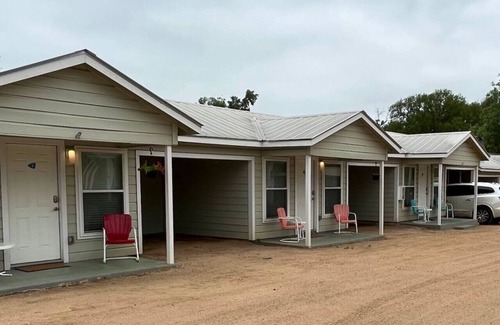 Kerrville Cabin | Single Level Double Queen Beds Cabin 2 w/Carport