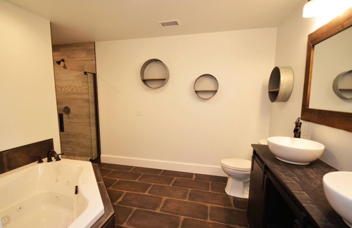 Oaks Corners Bed & Breakfast | Single Level Lakefront Paradise. Pool, Hot Tub, Kayaks and More. Sleeps 10 Adults