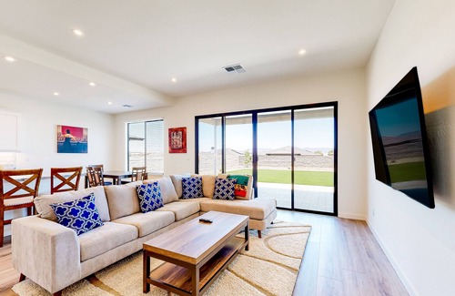 Prescott Valley House | Single level snowbird-friendly home with fenced backyard, washer/dryer, WiFi