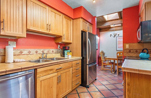 Northeast Santa Fe Hotel | Single-level, Walk to Plaza, Hot Tub, Pool, Kiva Fireplace, Sleeps 4