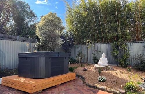 Burraneer House | Single Private Room-Charming bayside home