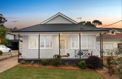 Burraneer House | Single Private Room-Charming bayside home