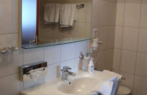 Emden House | Single Room, Shower, Toilet - Am Boltentor, Hotel garni